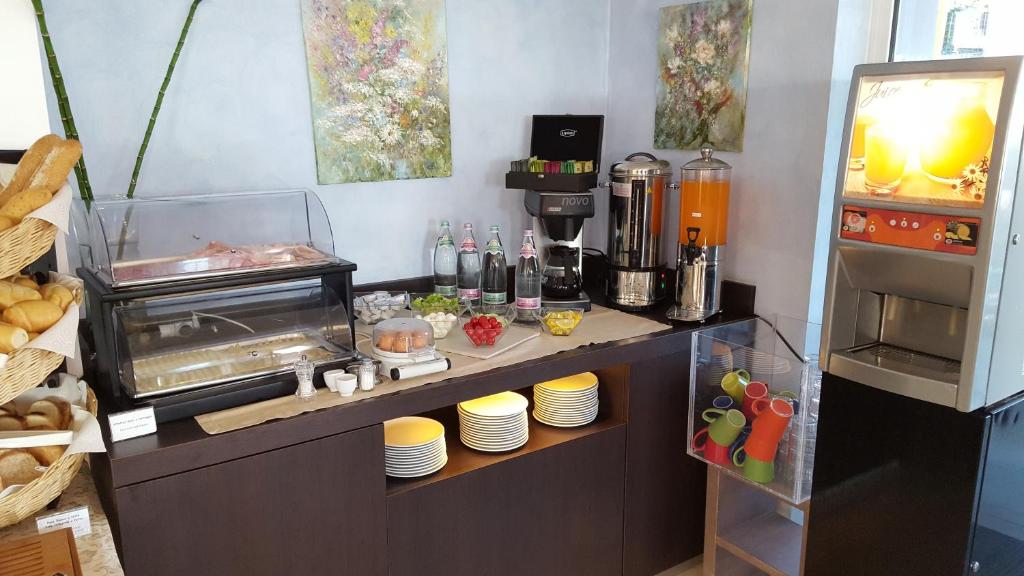 Kuchyň nebo kuchyňský kout v ubytování Hotel Ghirlandina