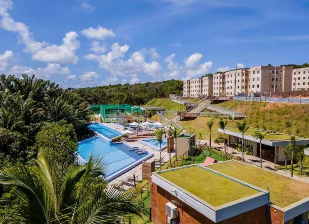ariale Aussicht auf ein Resort mit Pool in der Unterkunft Apartamento moderno com Piscina e Coworking in Parnamirim