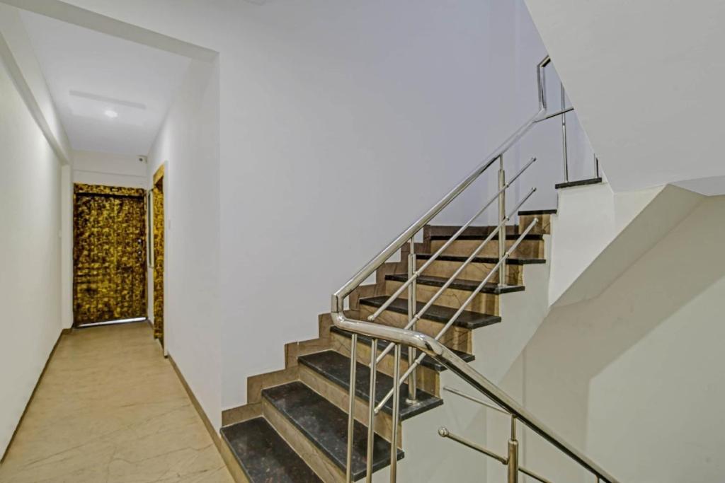 una scala in un edificio con ringhiera di metallo di Hotel O A2 Hotel Classic a Kanāria