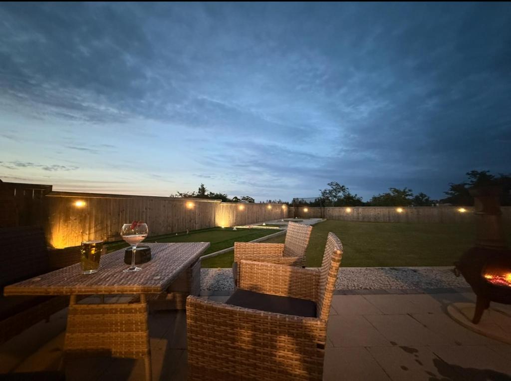 een tafel en stoelen op een patio in de nacht bij Knockalla Lodge in Ballygowan