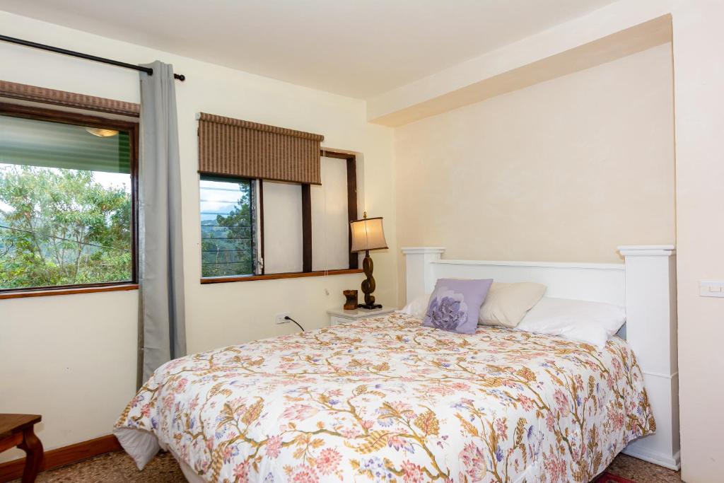 a bedroom with a bed and a window at Bhoga Forest in Muñeco
