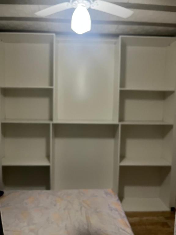 En eller flere senge i et værelse på Kitnet em Cabo Frio 02