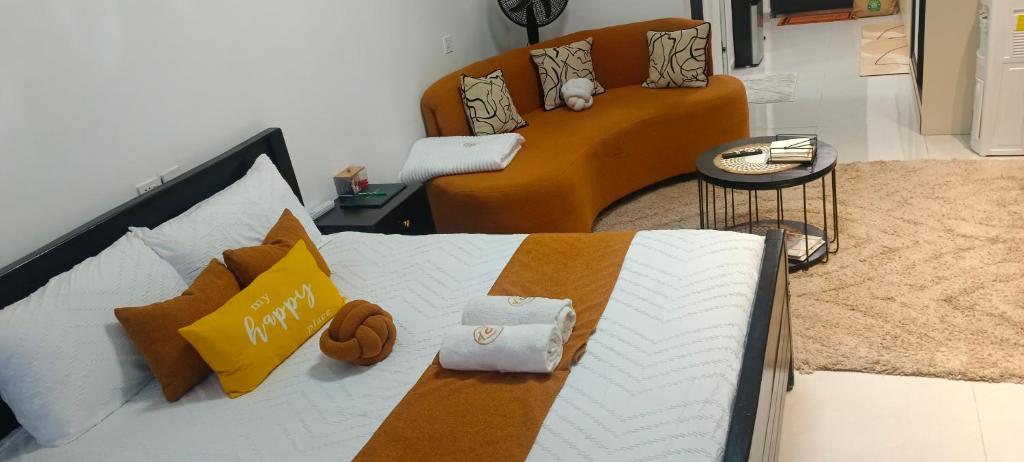 un salon avec un lit et un canapé dans l'établissement Elite escape Homes, à Nairobi