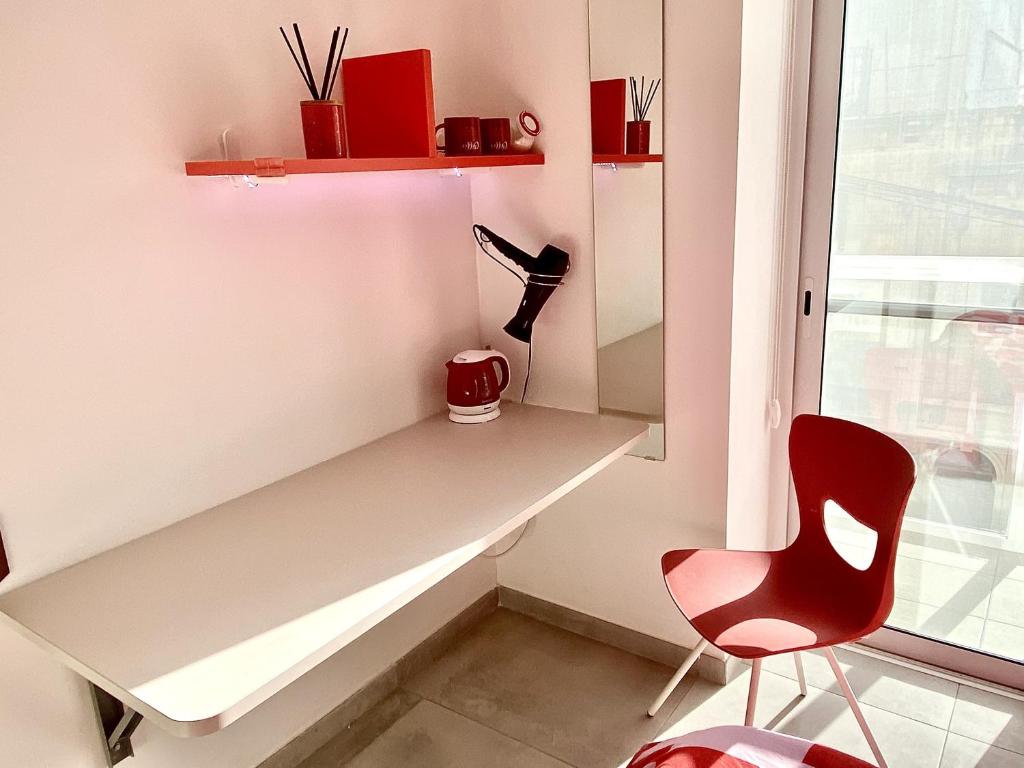 Central Private En-Suite with Balcony in shared residence - 6