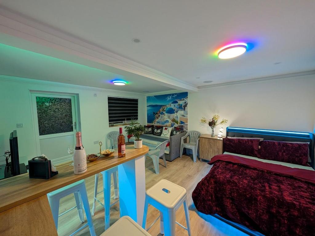 Bazén v ubytování Luxury Boutique Suite with a Mediterranean Soul - 15m to Heathrow Windsor Ascot Legoland with Free Parking nebo v jeho okolí