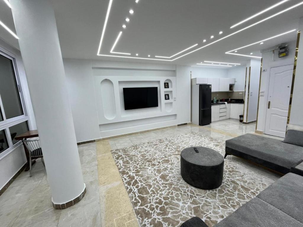 een grote woonkamer met een bank en een tafel bij Queen of the Nile in Luxor