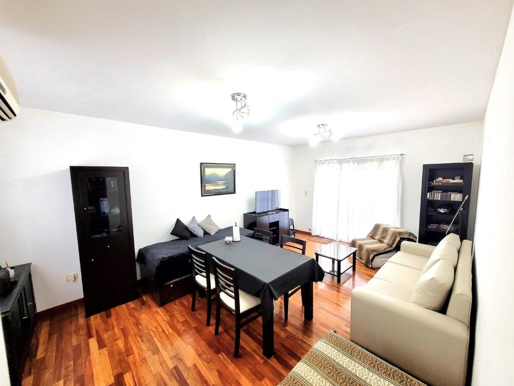 Centrico y muy completo departamento