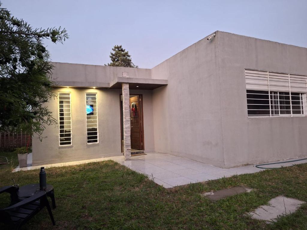 una piccola casa bianca con una porta d'ingresso di La Esquina a Punta del Este