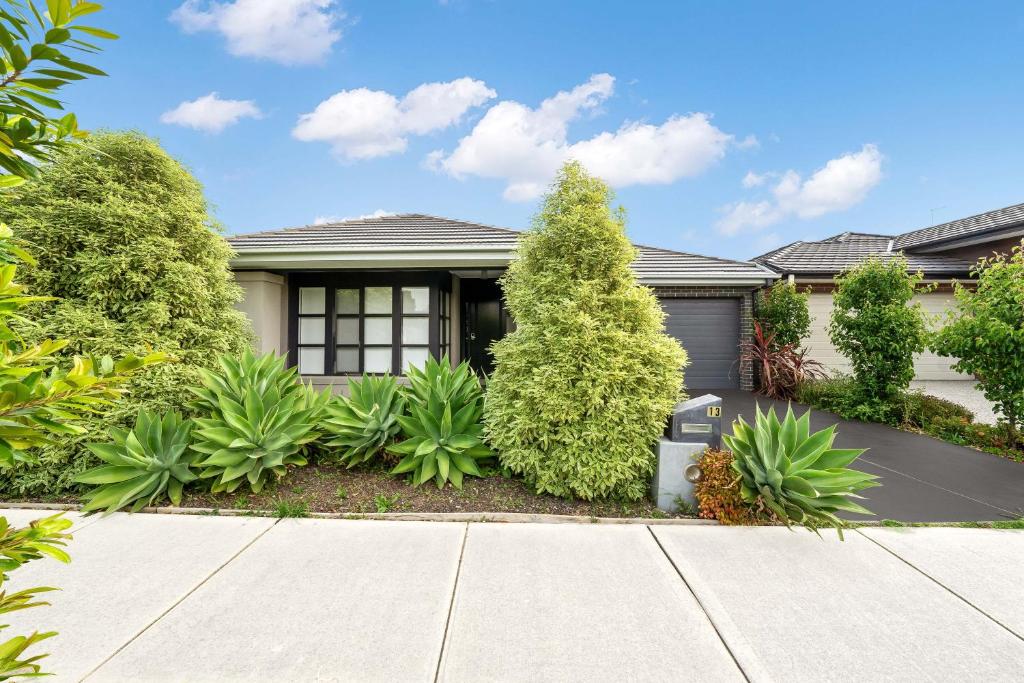 Zahrada ubytování Happy Cozy Convenient 4BR, Breezy, Near Mall, Park