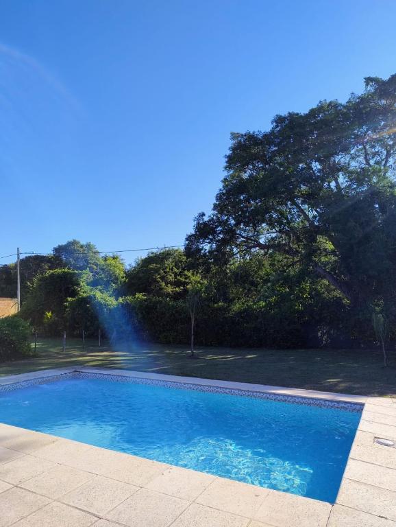a swimming pool in a yard with a fountain at Casa Punta Iglesia in Paso de la Patria
