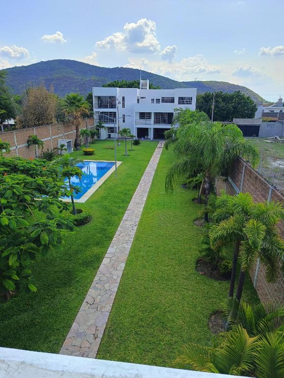 a view of a yard with a pool and a building at La Casa Blanca VIP in Tlayecac