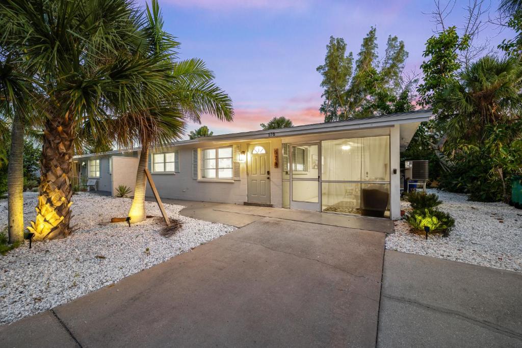 ein Haus mit Palmen davor in der Unterkunft Starfish Shore - 578 in Longboat Key