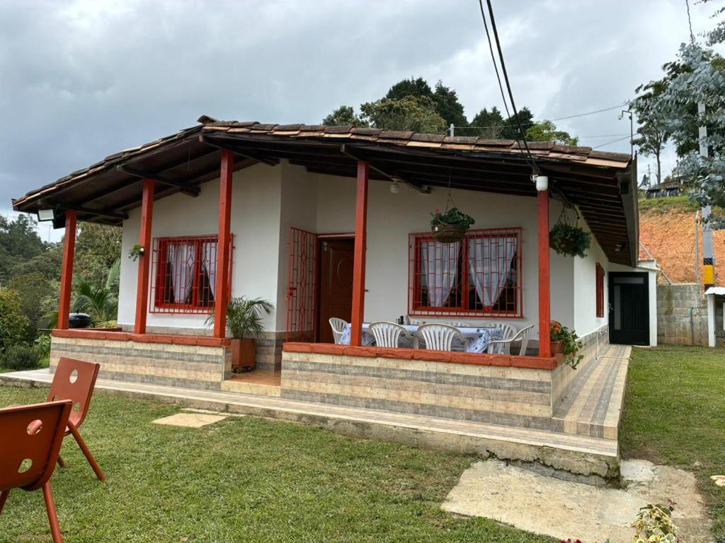 een klein huis met een dak bij Finca Vista Verde Guarne in Guarne