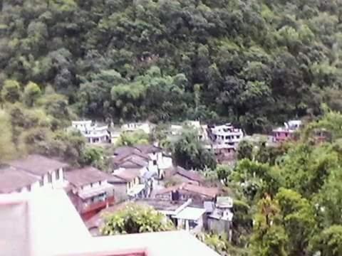 een groep huizen voor een berg bij Hotel evergreen lodge in Kāskī