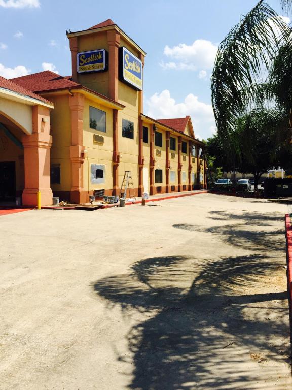 an empty parking lot in front of a building at Scottish Inn & Suites Hobby Airport in Houston