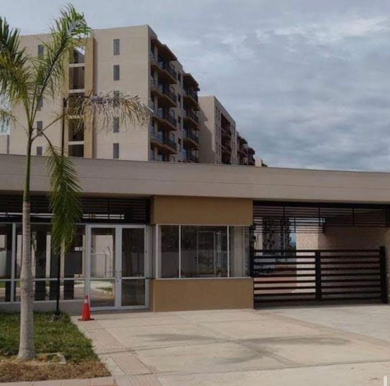 een gebouw met een palmboom ervoor bij Caranday, Las Palmas in Ricaurte