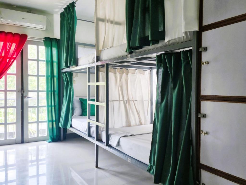 Ліжко або ліжка в номері Green Turtle Backpackers Guesthouse, Puerto Princesa