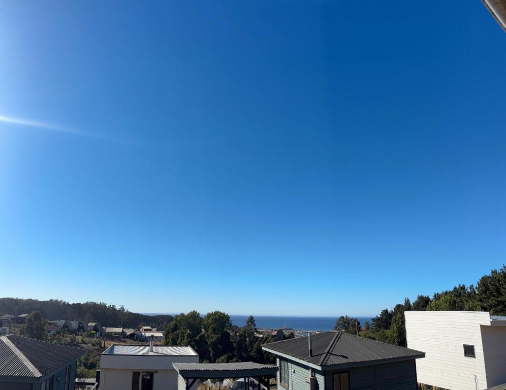 een uitzicht vanaf het dak van een huis bij Cabañas Vitalis in Curanipe