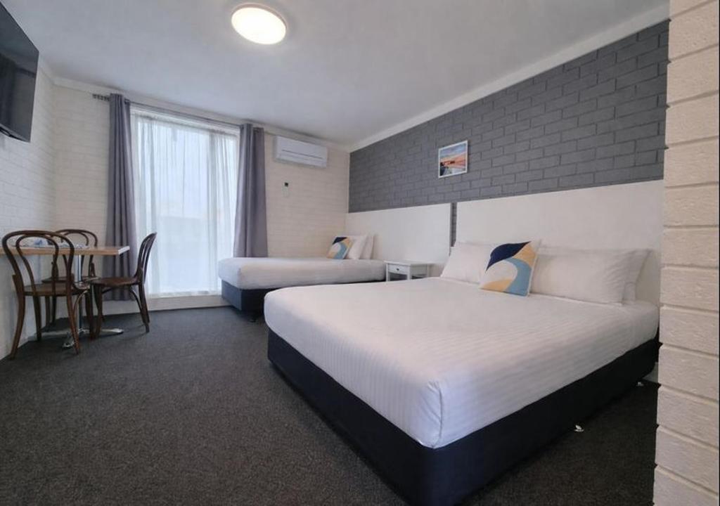 Giường trong phòng chung tại Busselton Motel