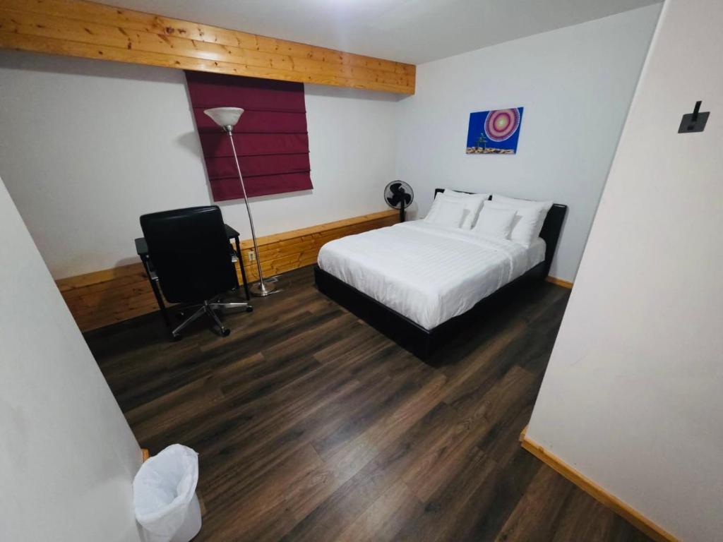een hotelkamer met een bed en een bureau bij Bujaks in Inuvik
