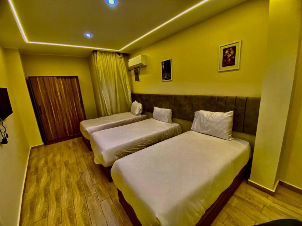 Postel nebo postele na pokoji v ubytování Pyramids fort & Free Pick-up