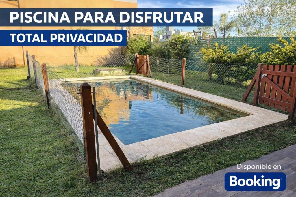 ein Pool in einem Garten mit einem Zaun in der Unterkunft Casa Victoria - Loft in Roldán