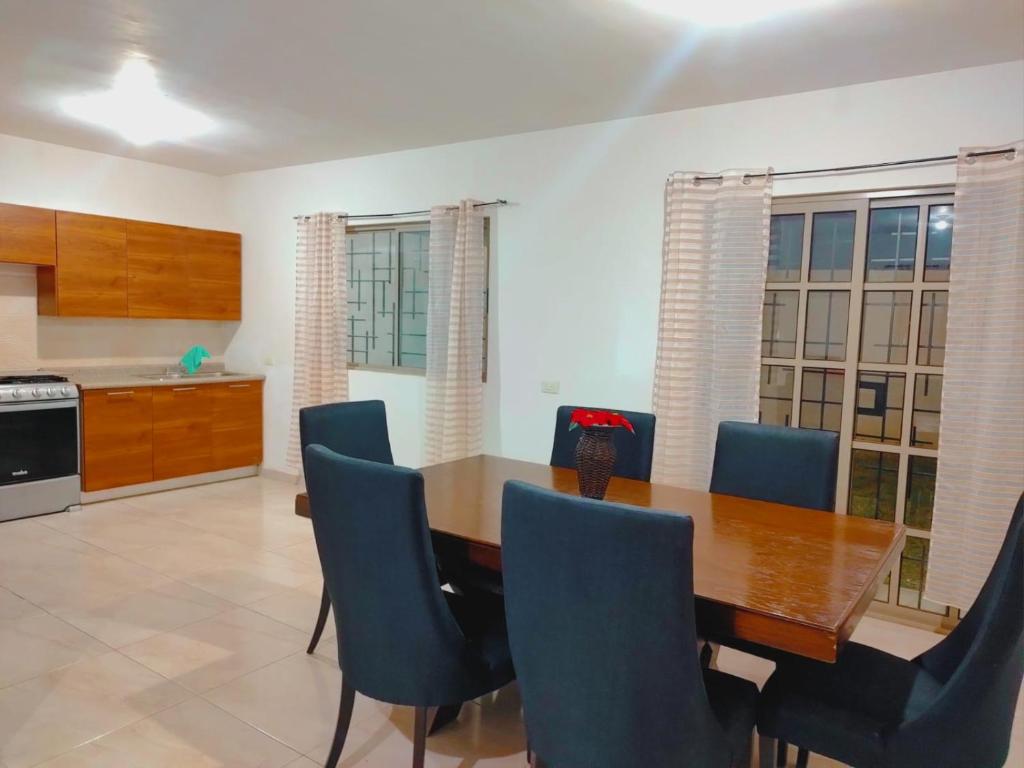 een keuken en eetkamer met een houten tafel en stoelen bij Casa Lisboa in Saltillo