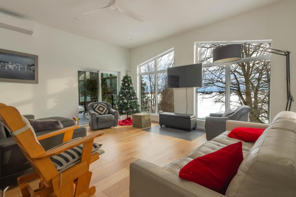 Galeriebild der Unterkunft Le Refuge de la Rivière 16p Proche du Parc Omega in Montebello