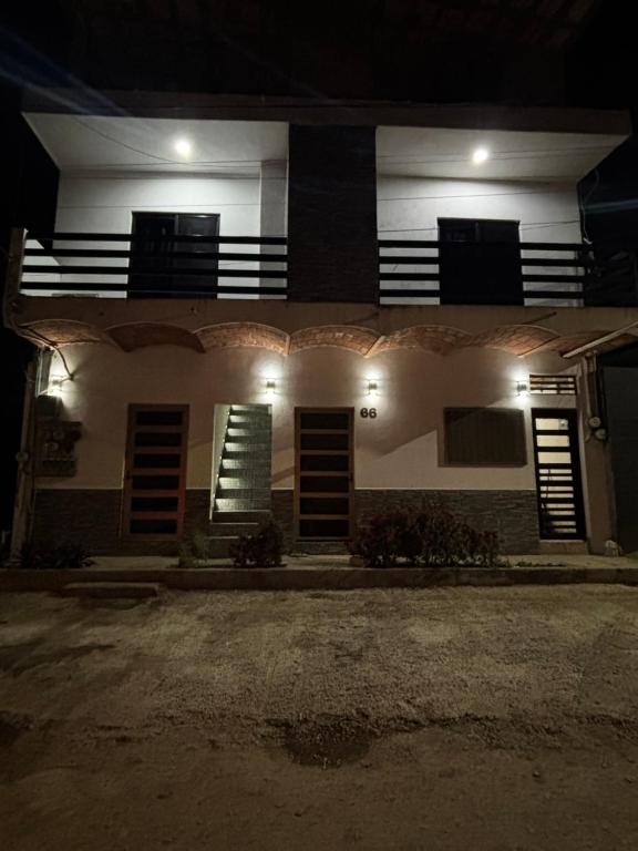 een groot wit huis 's nachts met verlichting bij Adonai in Rincon de Guayabitos