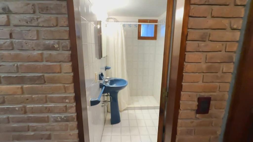 une salle de bains avec toilettes et lavabo dans l'établissement casa de verano, à Villa Santa Cruz del Lago