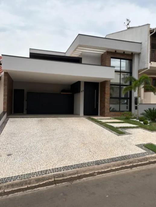 a house with a driveway in front of it at Casa de Luxo temporada in Paulínia