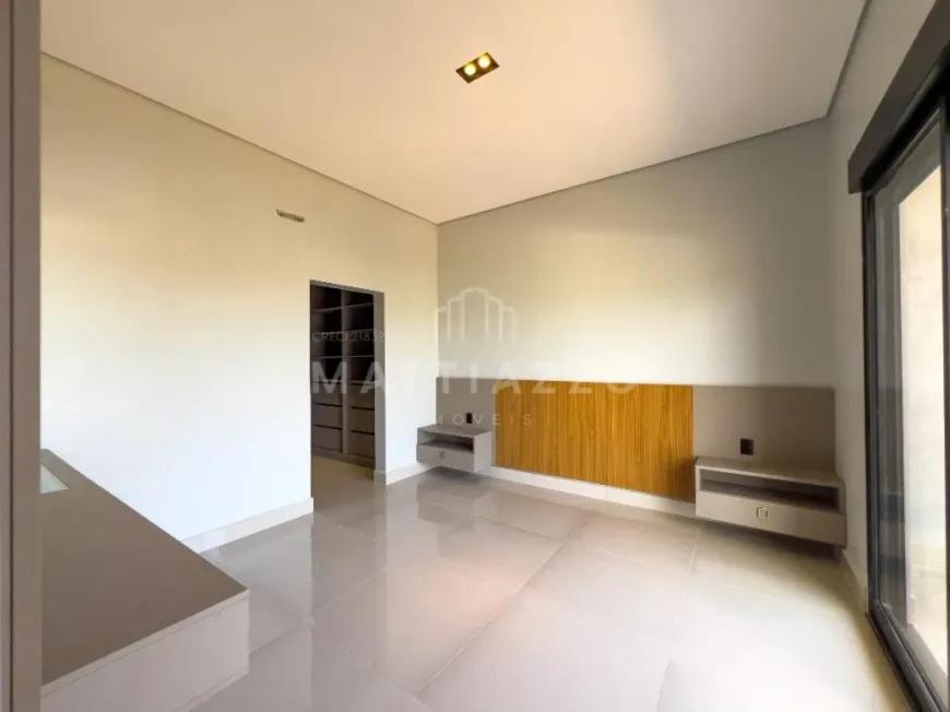 una grande stanza con pareti bianche e una grande finestra di Casa Terras a Limeira