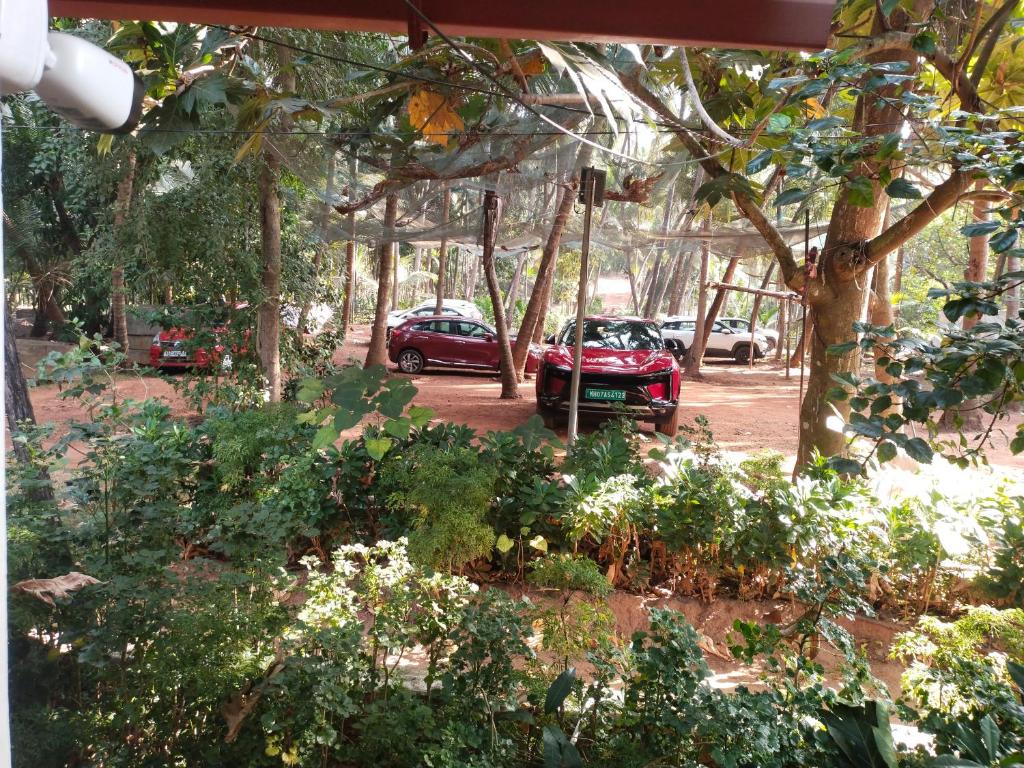 un groupe de voitures garées sur un parking dans l'établissement Samant Beach Resort, à Malvan