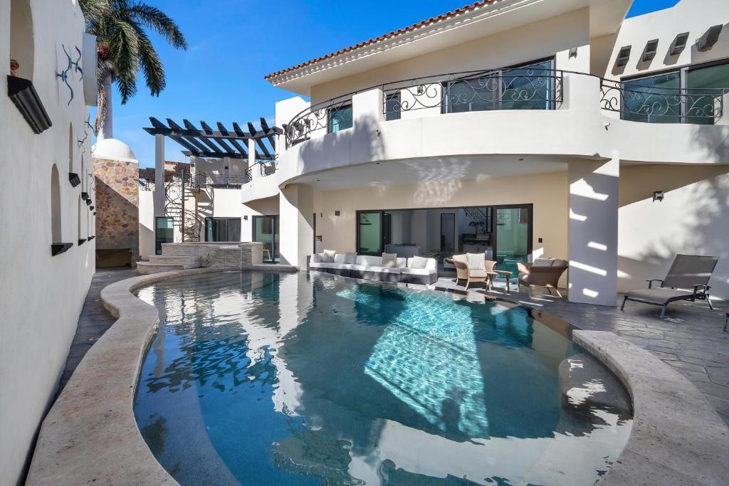 Swimmingpoolen hos eller tæt på #Marbella Lane - Grand 5BR Oasis Villa Getaway