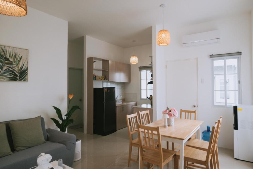 une cuisine et un salon avec une table et des chaises dans l'établissement Villa Serena, à Dauis