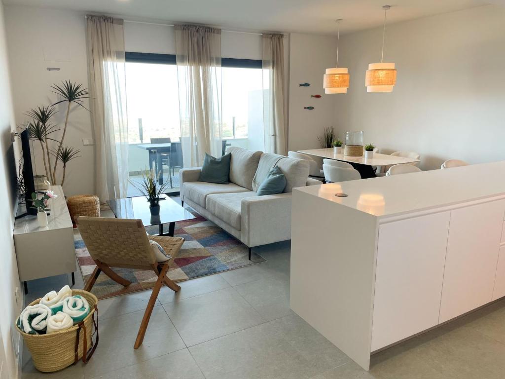2 Bed Luxury Apartment - Sea views, Parking, Spa, 5 min to Beach next to Calanova Golf