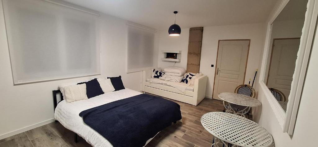 een slaapkamer met een bed en 2 stoelen. bij Villa De Alexiano in Alixan