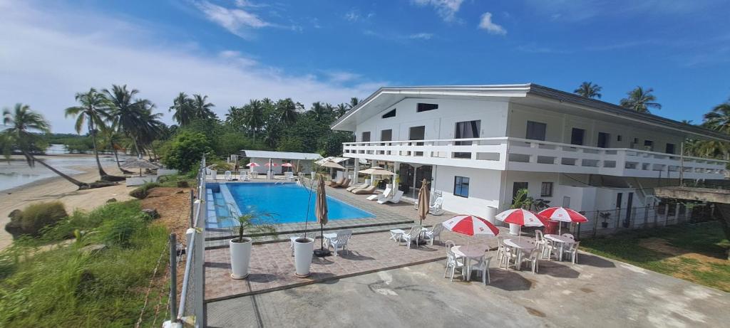 een luchtfoto van een huis met een zwembad bij Chilly Beach Resort Palawan in Aborlan