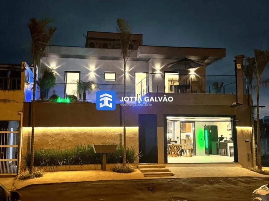 a store with a sign on the side of a building at Casa Luxo in Água Boa
