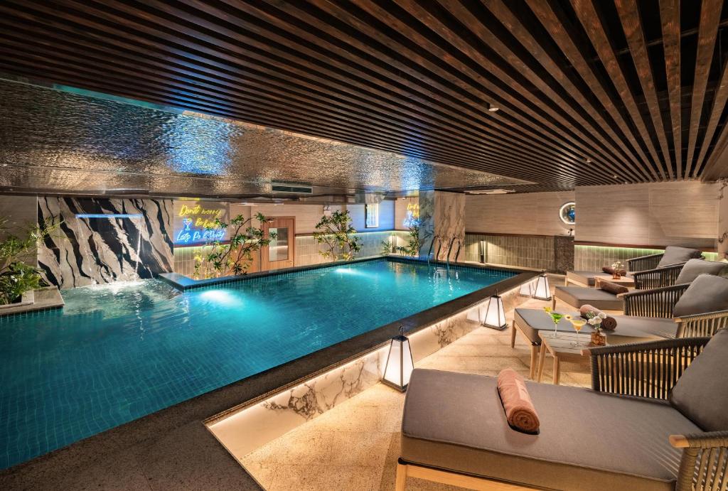 een zwembad in een gebouw met een zwembad bij HOTEL du LAC SIGNATURE in Hanoi