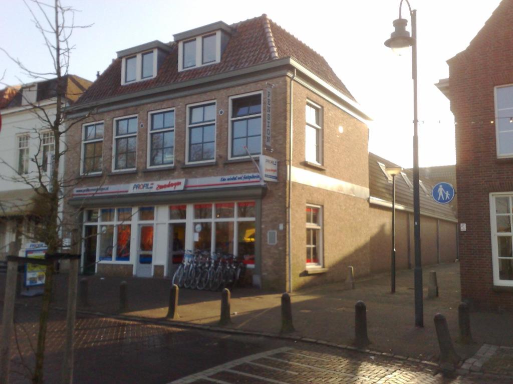 un edificio all'angolo di una strada di Pension Zevenbergen a Zevenbergen