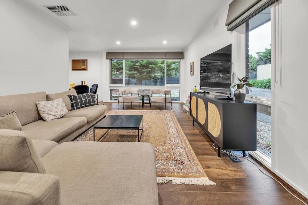 Khu vực ghế ngồi tại Peaceful 2-Bedroom Home with Expansive Backyard