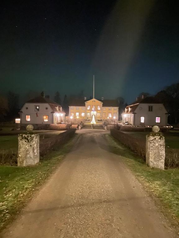 a road leading to a large house at night at Bjelkesta in Örsundsbro