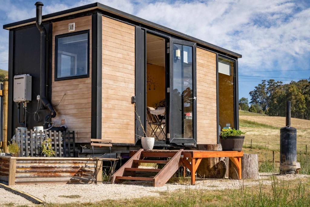 ein winziges Haus auf einem Feld in der Unterkunft Perrys South by Tiny Away in Forth