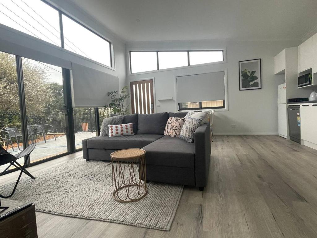 un salon avec un canapé et une table dans l'établissement WARM Sunlit Sustainable north facing Studio, à Hawker