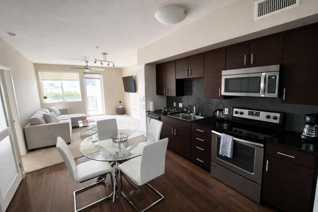 Kuchyň nebo kuchyňský kout v ubytování Luxury 2 Bedroom 2 Bathroom With Fitness Center and Pool