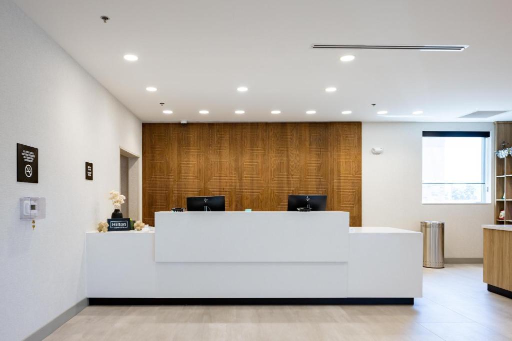 eine Bürolobby mit einem weißen Empfangstresen in der Unterkunft Tru By Hilton Kalamazoo in Kalamazoo