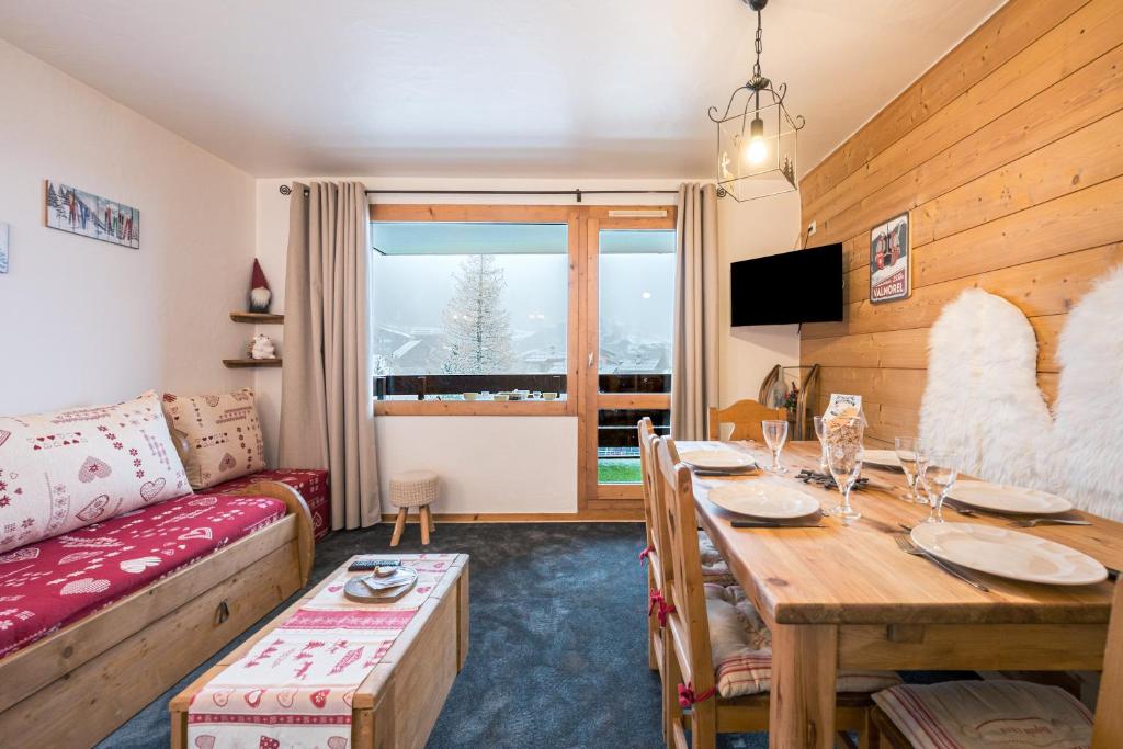 un salon avec une table et un canapé dans l'établissement Appartement Valmorel, à Valmorel