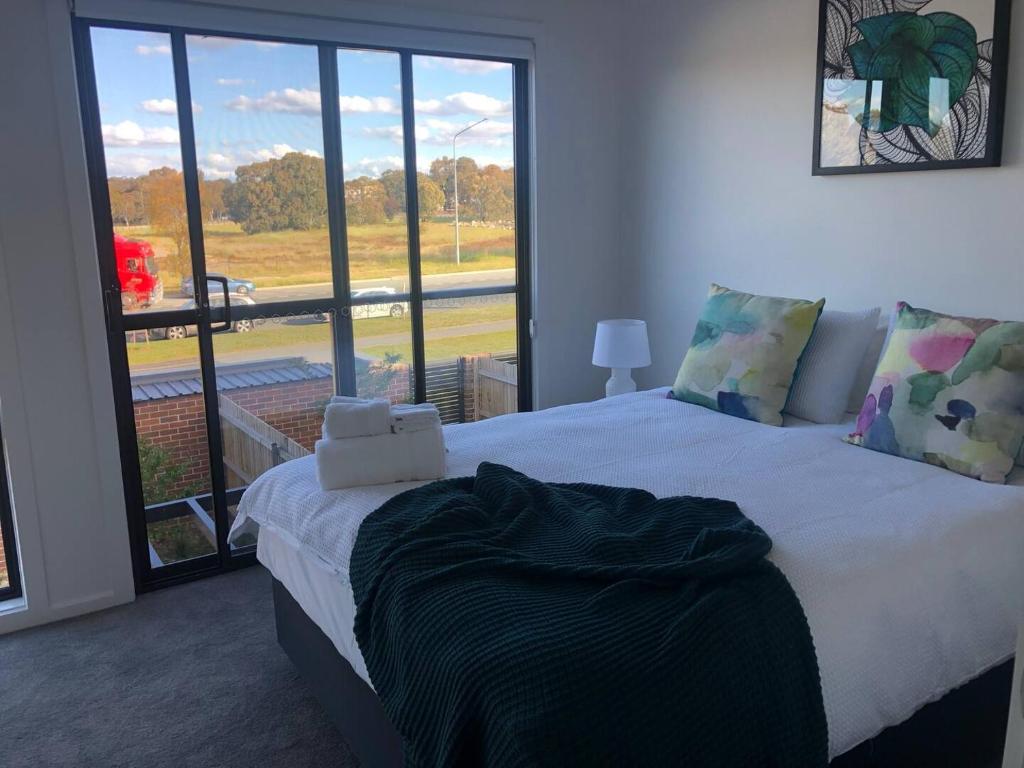 Giường trong phòng chung tại NEW Airy Neat & Comfy 2 story-3 Bed 2 BathGarage