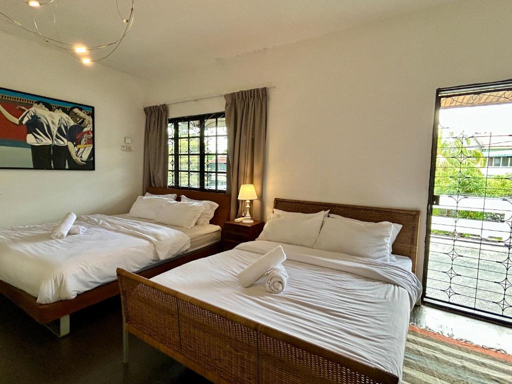 Postel nebo postele na pokoji v ubytování Cozy Super King Bed with Balcony SharedBungalow PJ